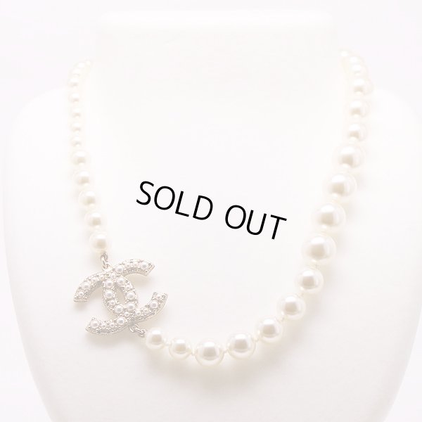 シャネル CCマーク パールショートネックレス A64757 装着イメージ