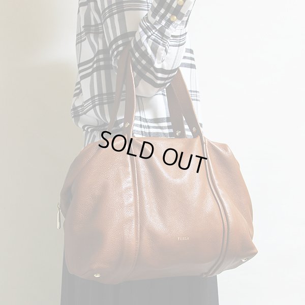 フルラ ハンドバック 168593 ブラウン 持ったイメージ