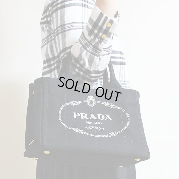 プラダ カナパ トートバック 1BG439 NERO 持ったイメージ(2)