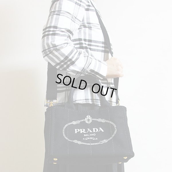 プラダ カナパ トートバック 1BG439 NERO 持ったイメージ(1)