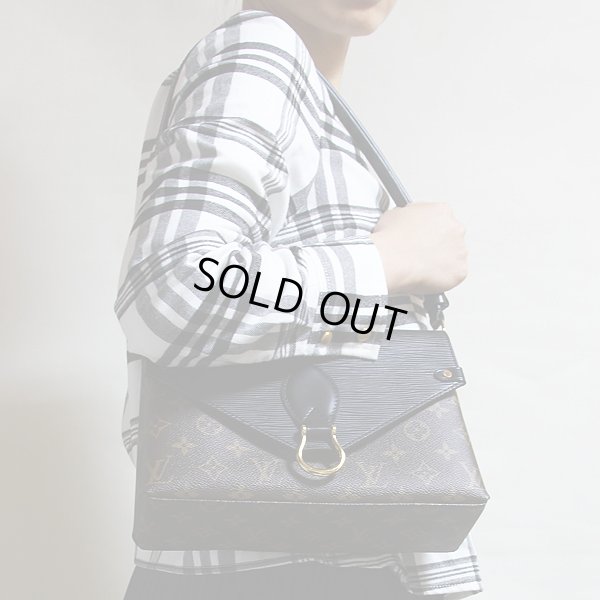 ルイ・ヴィトン サン・ミシェル M44030 ノワール 持ったイメージ