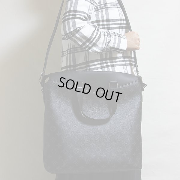 ルイ・ヴィトン　トート・エクスプローラー M40567　掛けたイメージ