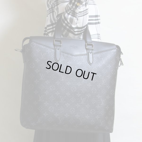 ルイ・ヴィトン　トート・エクスプローラー M40567　持ったイメージ