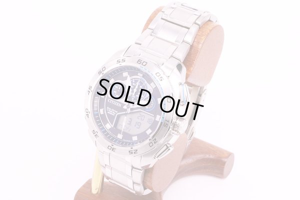 シチズン　JW0121-54E　エコドライブ　デジアナ　黒文字盤　一部水色　サイド