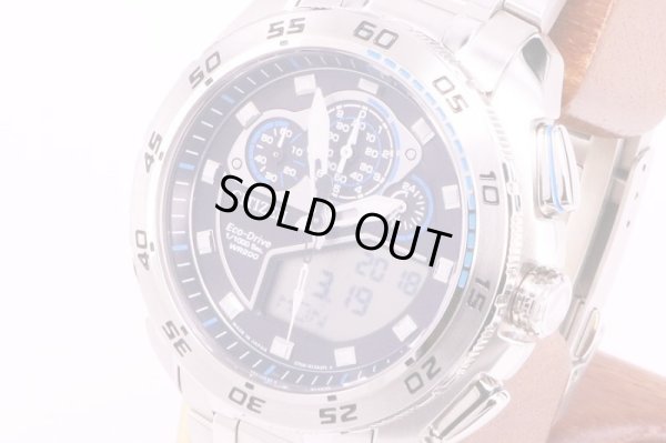 シチズン　JW0121-54E　エコドライブ　デジアナ　黒文字盤　一部水色　サイド拡大