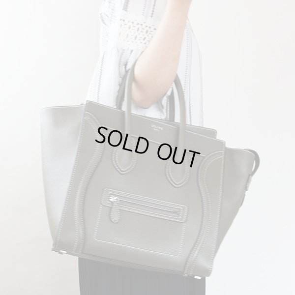 セリーヌ ラゲージ ミニショッパー 165213LUG 09SO グレー 持ったイメージ