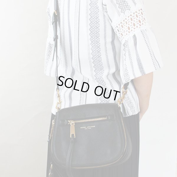 マークジェイコブス ショルダーバック M0008137 001 ブラック 掛けたイメージ