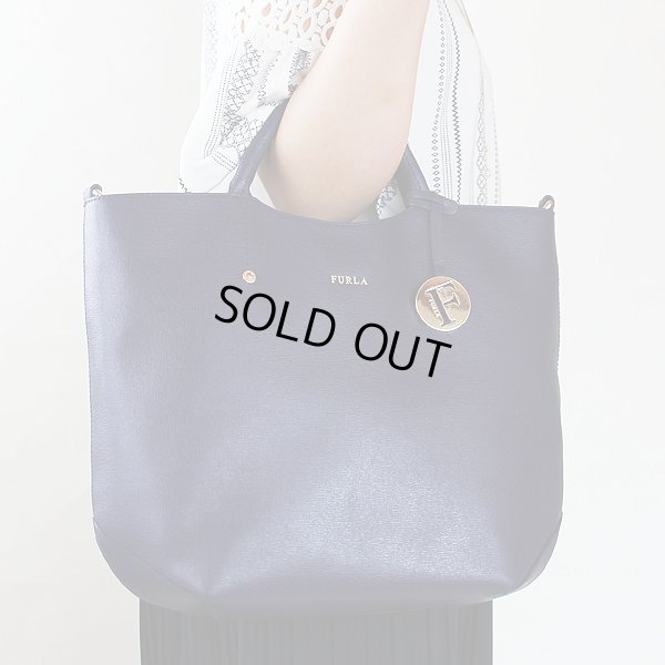 フルラ ALISSA 2WAYショルダーバック 747263 ネイビー/NOT 持ったイメージ