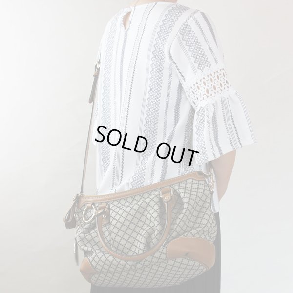 グッチ 2WAYショルダーバック 247902 203998 ベージュ/ブラウン 掛けたイメージ