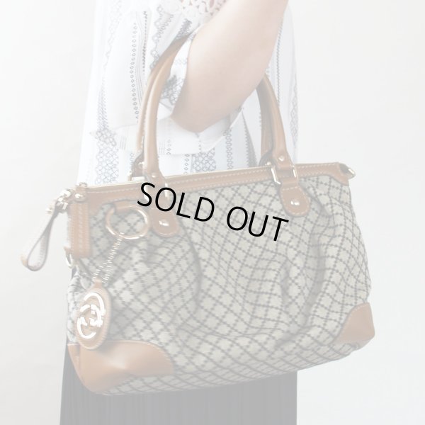 グッチ 2WAYショルダーバック 247902 203998 ベージュ/ブラウン 持ったイメージ