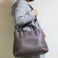 トリーバーチ　MCGRAW TRIPLE COMPARTMENT SATCHEL 40405 シルバーメープル　掛けたイメージ