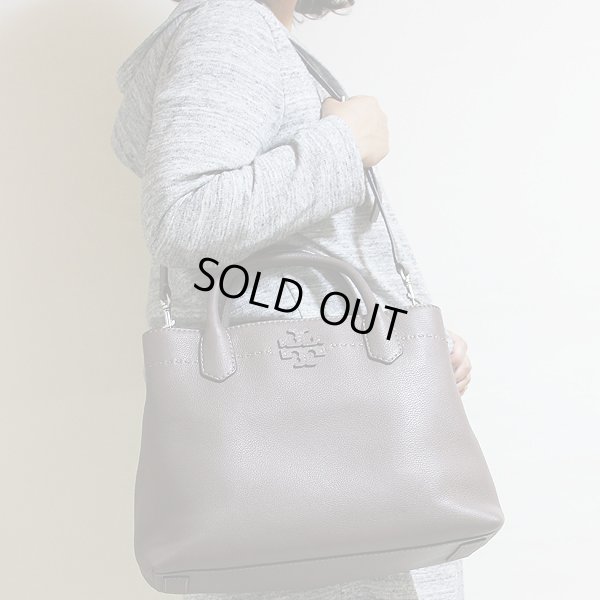 トリーバーチ MCGRAW TRIPLE COMPARTMENT SATCHEL 40405 シルバーメープル 掛けたイメージ