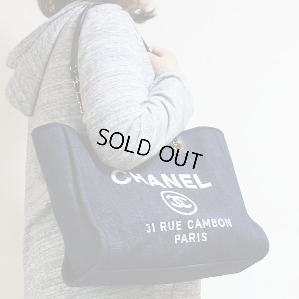 シャネル　ドーヴィル チェーントート A67001 ネイビー／ゴールド金具　持ったイメージ