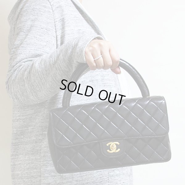 シャネル マトラッセ 親子ハンドバック ブラック/ゴールド金具 大 持ったイメージ