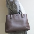 トリーバーチ　MCGRAW TRIPLE COMPARTMENT SATCHEL 40405 シルバーメープル　持ったイメージ