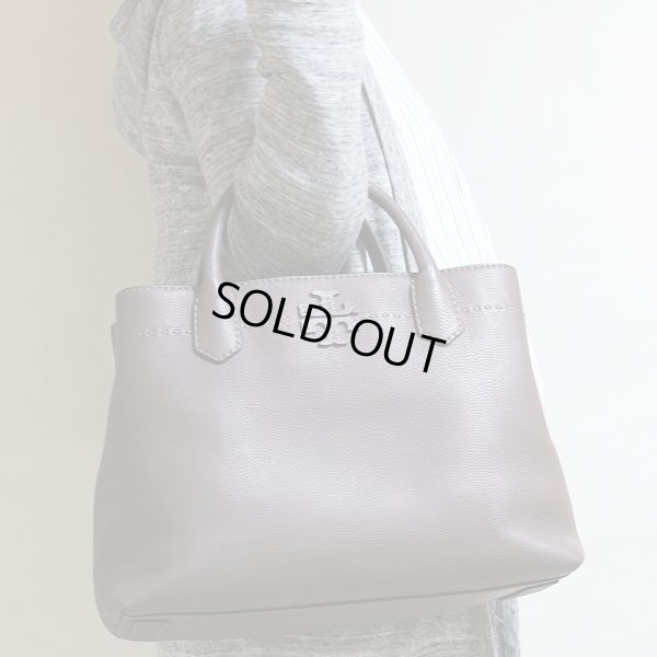 トリーバーチ MCGRAW TRIPLE COMPARTMENT SATCHEL 40405 シルバーメープル 持ったイメージ