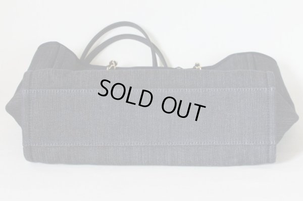 シャネル　ドーヴィル チェーントート A67001 ネイビー／ゴールド金具　底