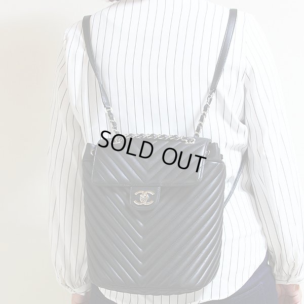 シャネル　シェブロン ステッチリュック A91121 ブラック／SIV金具　背負ったイメージ