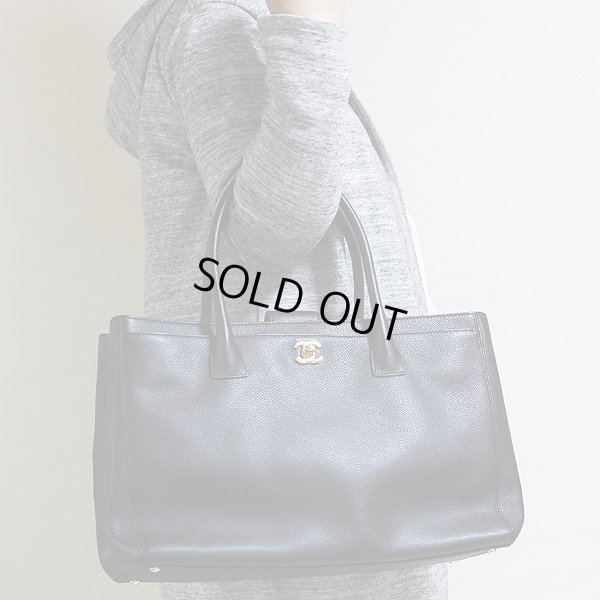 シャネル エグゼクティブ 2WAYトートバック A15206 ブラック/ゴールド金具 持ったイメージ