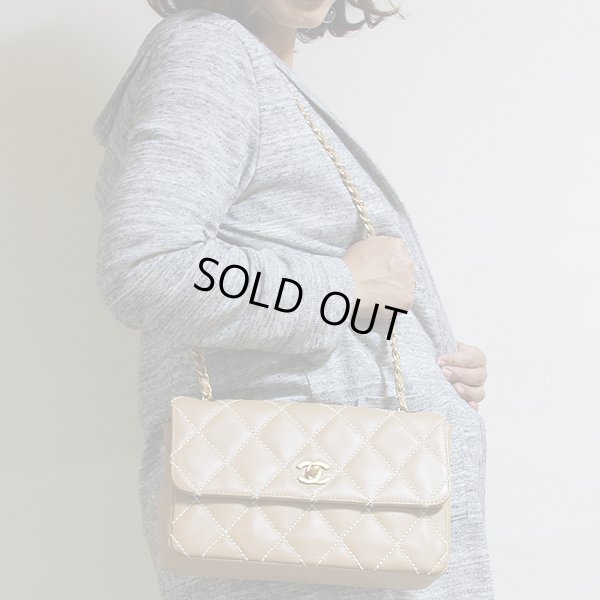 シャネル　ワイルドステッチ チェーンショルダーバック ベージュ／ゴールド金具　掛けたイメージ(2)