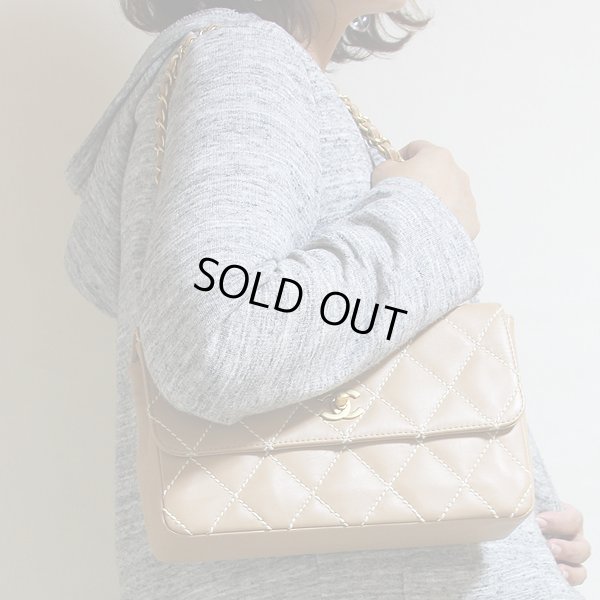 シャネル　ワイルドステッチ チェーンショルダーバック ベージュ／ゴールド金具　掛けたイメージ(1)