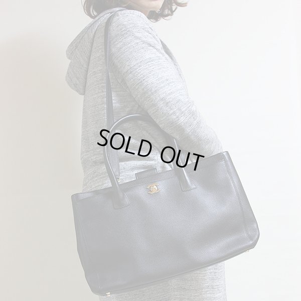 シャネル エグゼクティブ 2WAYトートバック A15206 ブラック/ゴールド金具 掛けたイメージ