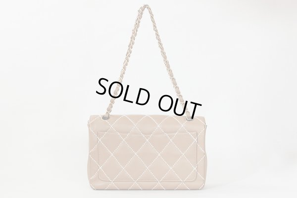 シャネル　ワイルドステッチ チェーンショルダーバック ベージュ／ゴールド金具　裏面