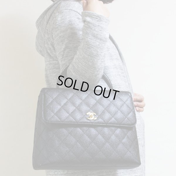 シャネル　ハンドバック ブラック／ゴールド金具　持ったイメージ