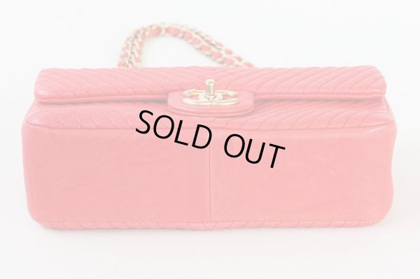 シャネル　シェブロンＶ　ステッチココマーク　ショルダーバッグ　 赤/／ゴールド金具　底