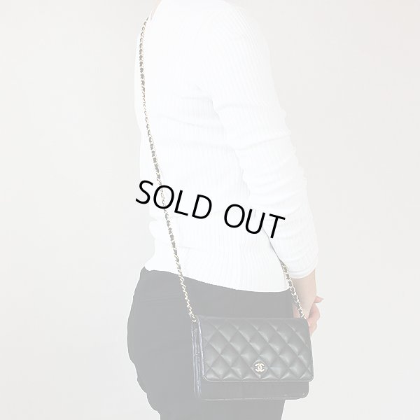 シャネル チェーンウォレット 黒/ゴールド金具 装着イメージ