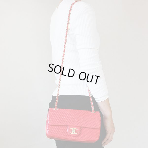 シャネル　シェブロンＶ　ステッチココマーク　ショルダーバッグ　 赤/／ゴールド金具　装着イメージ