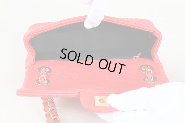 シャネル　シェブロンＶ　ステッチココマーク　ショルダーバッグ　 赤/／ゴールド金具　中身