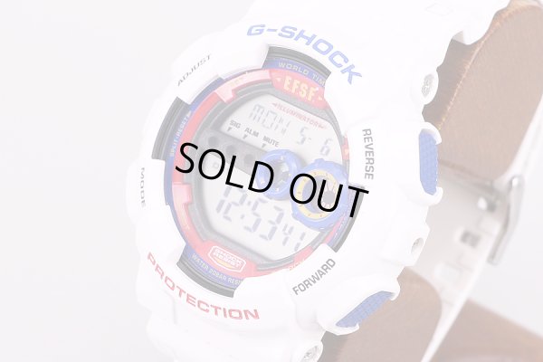 カシオ　Ｇショック　ＧＤ１００ガンダム３５周年　ＲＸ７８－２  デジタル　サイド拡大