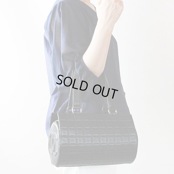 シャネル　チョコバーミニボストンバッグ　黒　持ったイメージ