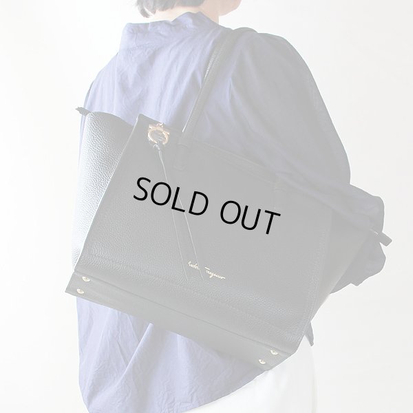 サルバトーレフェラガモ　トートバッグ　E21F216　612619　黒　GP金具　持ったイメージ