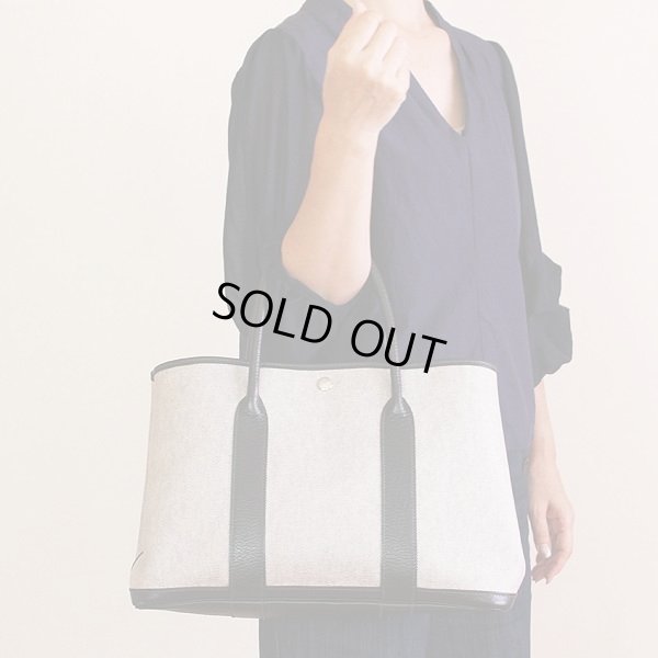 エルメス　ガーデンパーティPM　グレー・黒　持ったイメージ