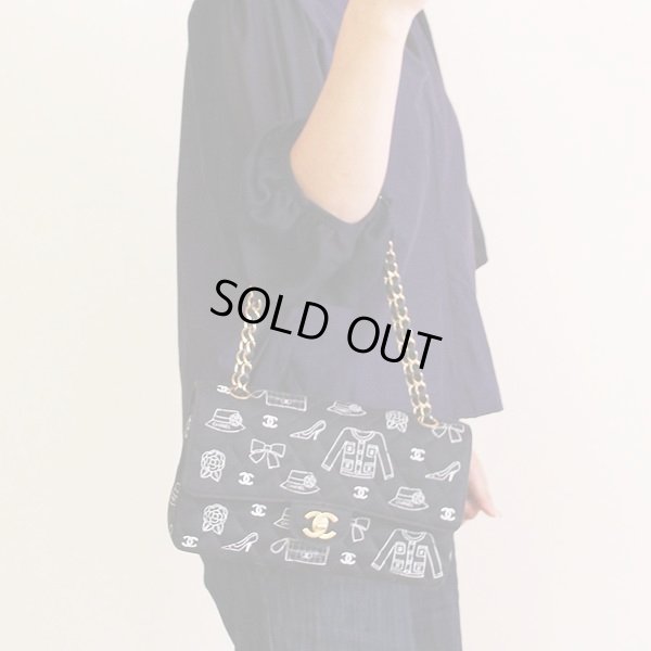 シャネル　マトラッセアイコンプリントショルダーバック　GP金具　黒　持ったイメージ