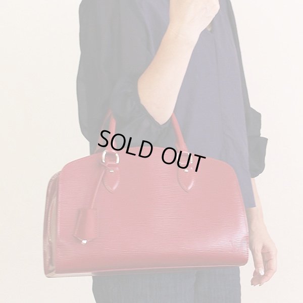 ルイヴィトン ポンヌフPM M5907E FL3160 カーマイン 持ったイメージ