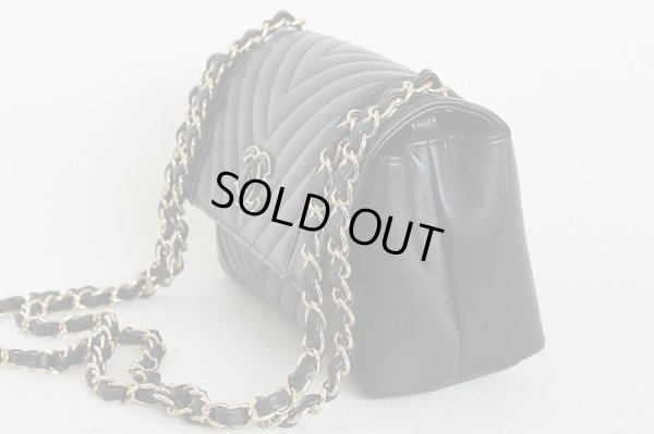 シャネル　ショルダーバック　シェブロン　（ブラック）　サイド