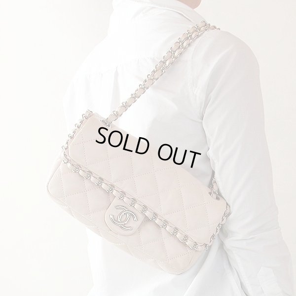 シャネル　ショルダーバック　（ピンクベージュ）　掛けたイメージ