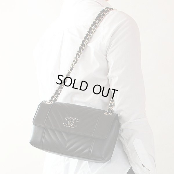 シャネル　ショルダーバック　シェブロン　（ブラック）　掛けたイメージ