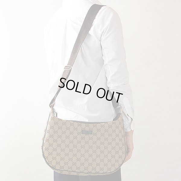 グッチ　GGキャンバス ショルダーバック　122790 001998 ベージュ／ブラウン　掛けたイメージ