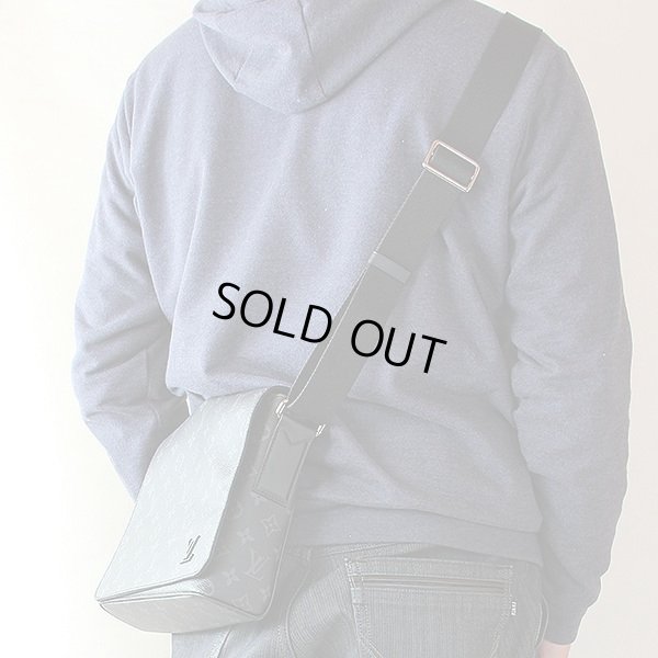 ルイ・ヴィトン ディストリクトPM NM M44000 掛けたイメージ