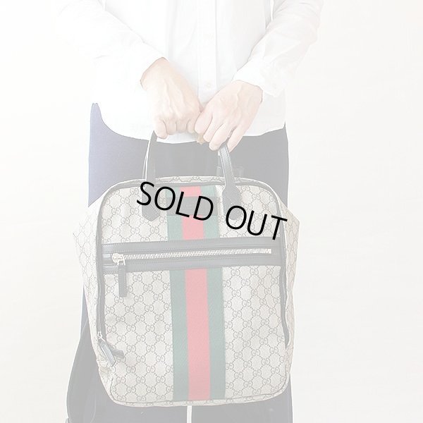 グッチ バックパック 495558 001998 ベージュ/エボニー 持ったイメージ