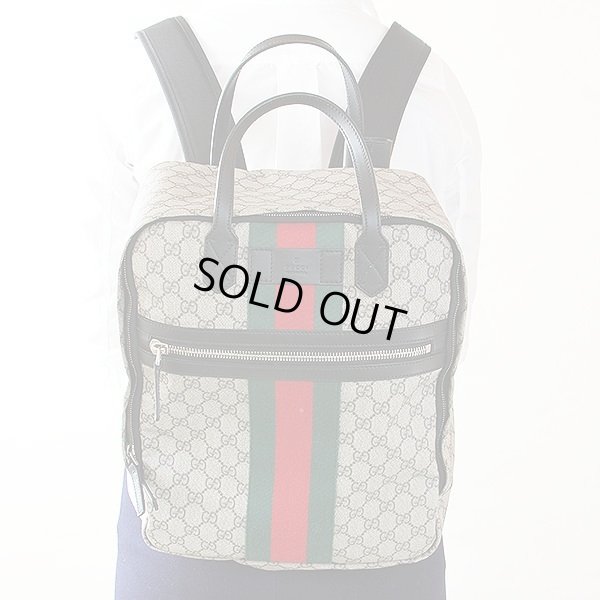 グッチ バックパック 495558 001998 ベージュ/エボニー 背負ったイメージ