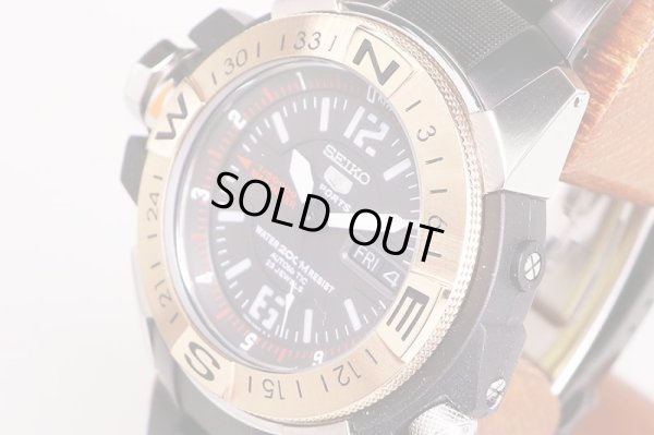 セイコー　セイコー５スポーツ　ＳＫＺ３２０Ｋ１　マップメーター 黒文字盤　サイド拡大