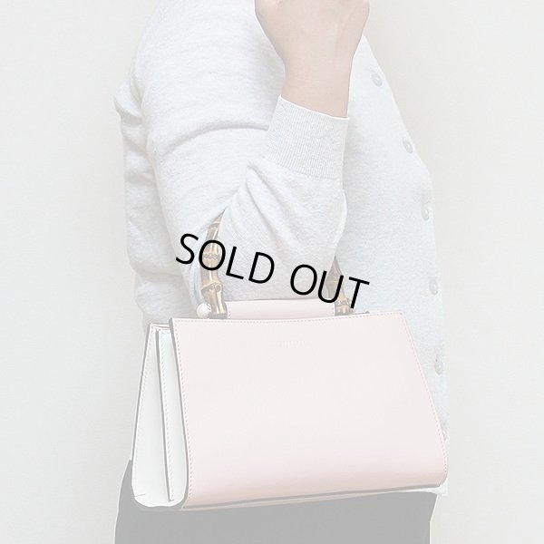 グッチ バンブーニムフェア2WAYハンドバック 470271 520981 ピンク 持ったイメージ