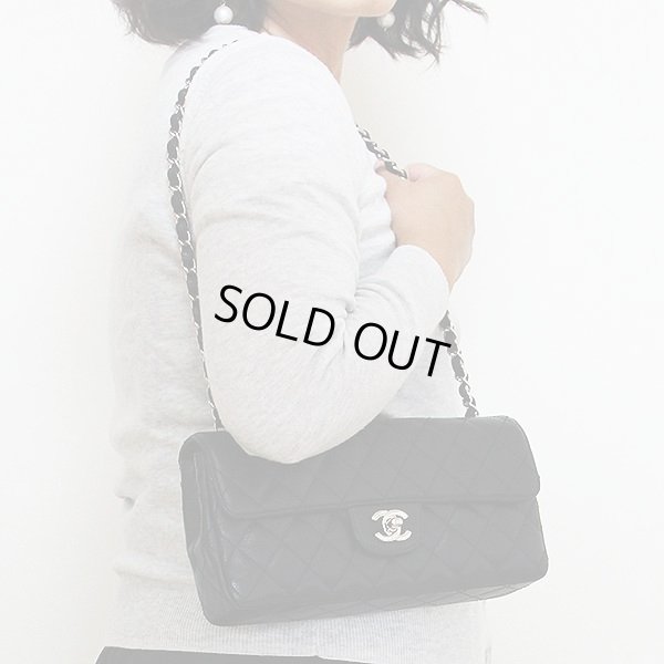 シャネル　チェーンショルダーバック ブラック／SIV金具　掛けたイメージ