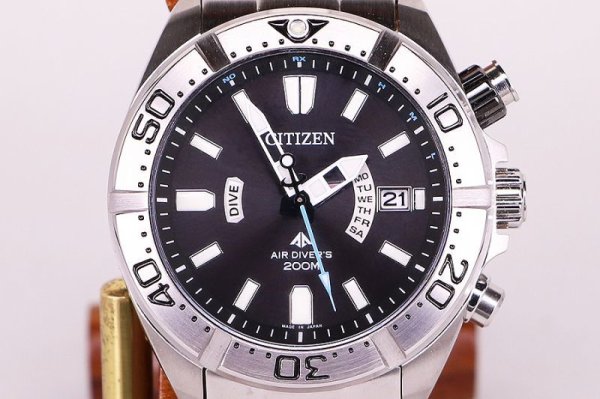 シチズン　エアダイバー２００　ＰＤＭ５６－３０８１　黒文字盤　表面