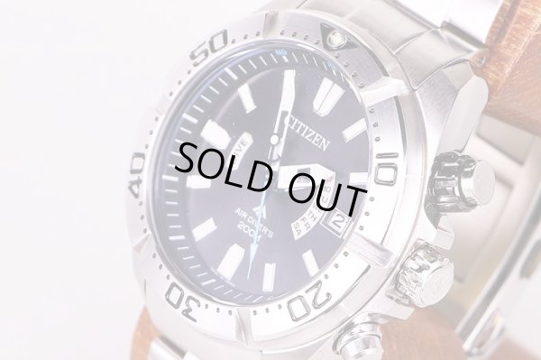 シチズン　エアダイバー２００　ＰＤＭ５６－３０８１　黒文字盤　サイド拡大